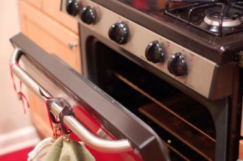 Comment nettoyer rapidement la grille du four avec une éponge avancée