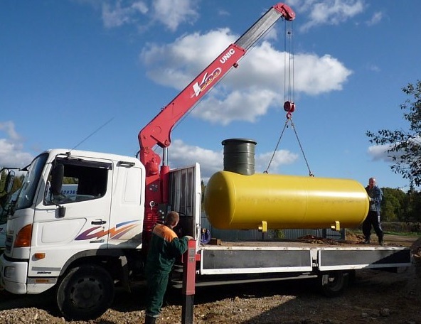 Gazéification autonome d'une maison privée: agencement d'un système d'alimentation en gaz avec des bouteilles et un réservoir de gaz