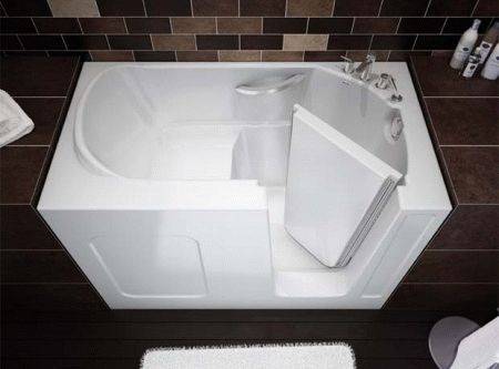 Le choix d'un bain dans une petite salle de bain dans un panneau Khrouchtchev