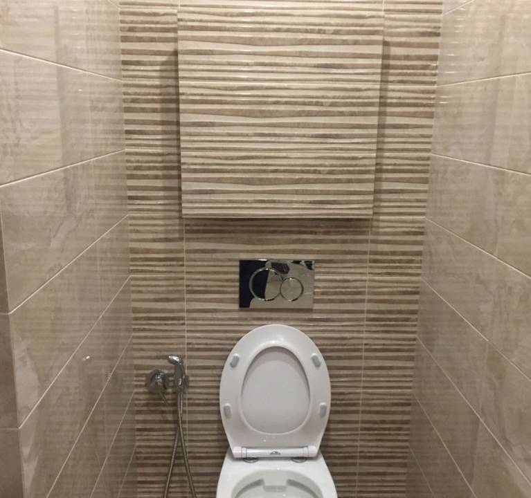 Comment cacher les tuyaux dans la salle de bain: un aperçu des meilleures façons de masquer le pipeline