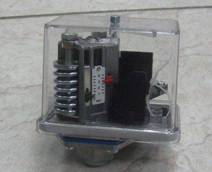 Relais de station de pompage : installation et réglage d'un capteur différentiel de pression d'eau