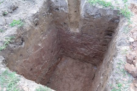 Trou de drainage dans une maison privée de vos propres mains: comment creuser et vous équiper