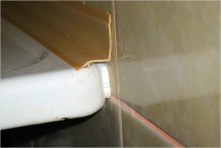 10 façons de bien sceller le joint entre la salle de bain et le mur