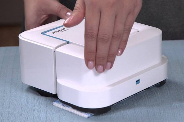 Test du robot aspirateur Irobot Braava Jet 240 : une polisseuse miniature, mais très performante