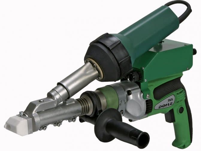 Nous cuisinons des tuyaux par soudure électrique sous un miroir