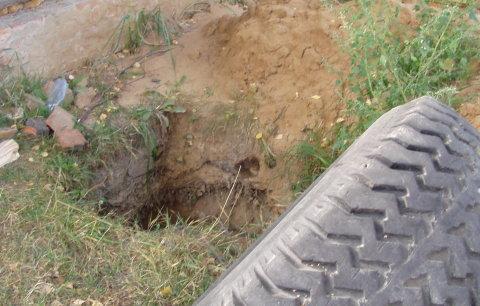 Construction d'une fosse de vidange à partir de pneus - analyse de la technologie de l'appareil