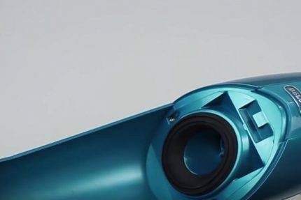 Test de l'aspirateur balai Delonghi XLR18LM R : un appareil élégant et léger pour un nettoyage express