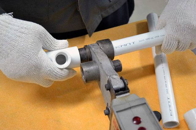 Comment se déroule le soudage bout à bout des tuyaux en polyéthylène: instructions de travail