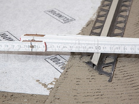 Comment équiper un siphon de sol dans la salle de bain : on équipe une douche sans palette