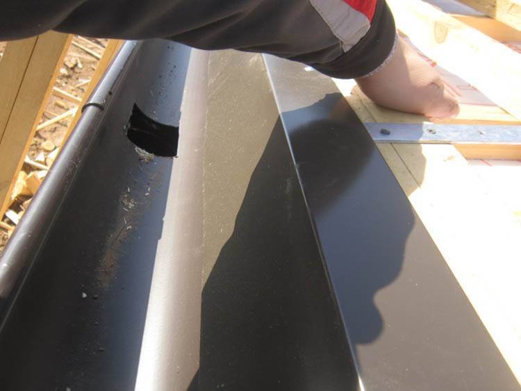 Est-il possible de remplacer la pièce de serrage du col de trop-plein de la tuyauterie de la salle de bain