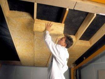 Isolation du plafond dans une maison privée en bois de l'intérieur et de l'extérieur: le choix du meilleur matériau et les nuances d'installation