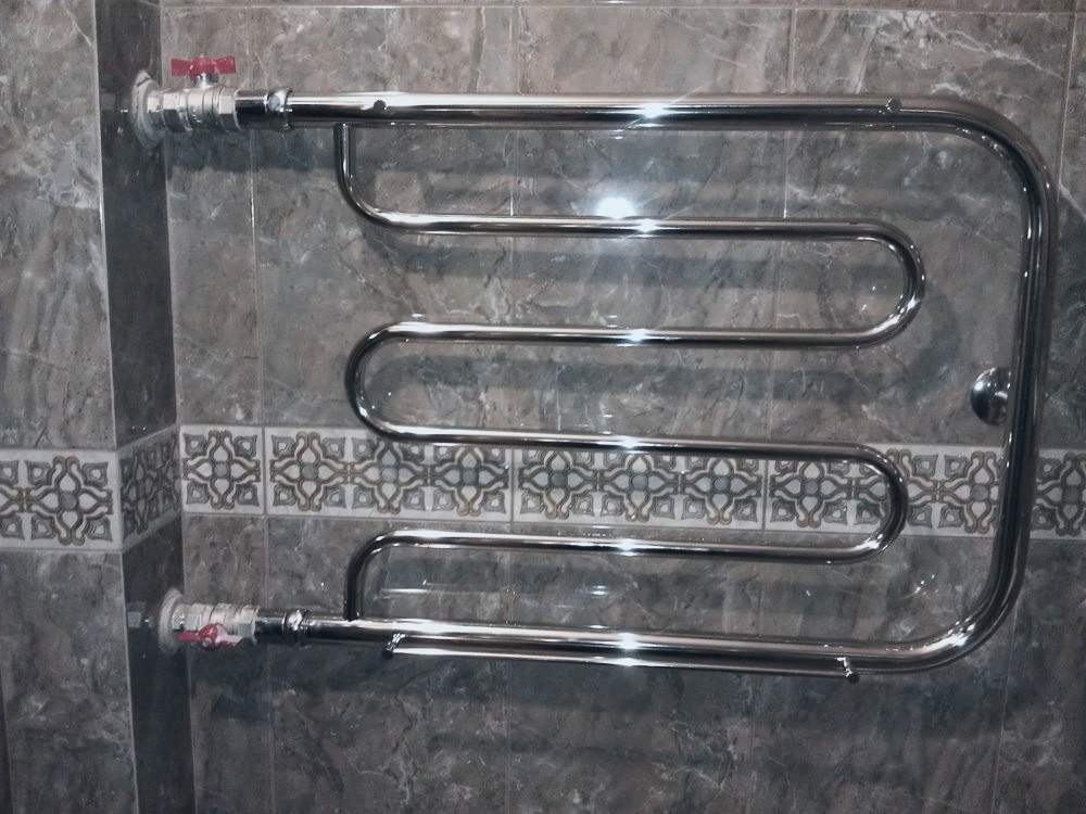 Installer un sèche-serviettes dans la salle de bain de vos propres mains