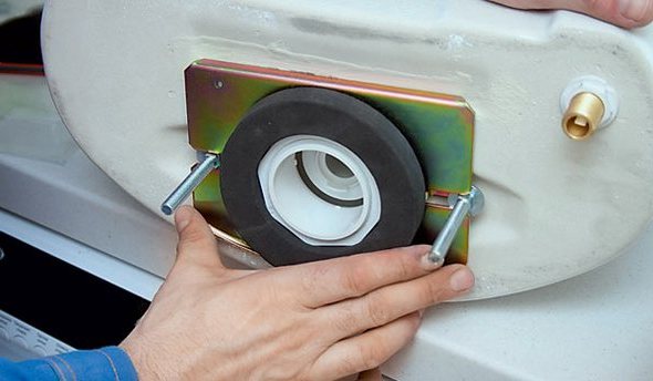 Comment raccorder le brassard (droit et excentré) pour les toilettes ?