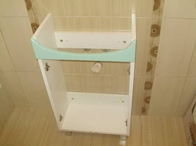 Comment fixer le lavabo de la salle de bain au mur: instructions détaillées pour la fixation