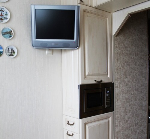 Comment cacher un chauffe-eau à gaz dans la cuisine : les exigences de sécurité + une sélection des meilleures idées de déguisement