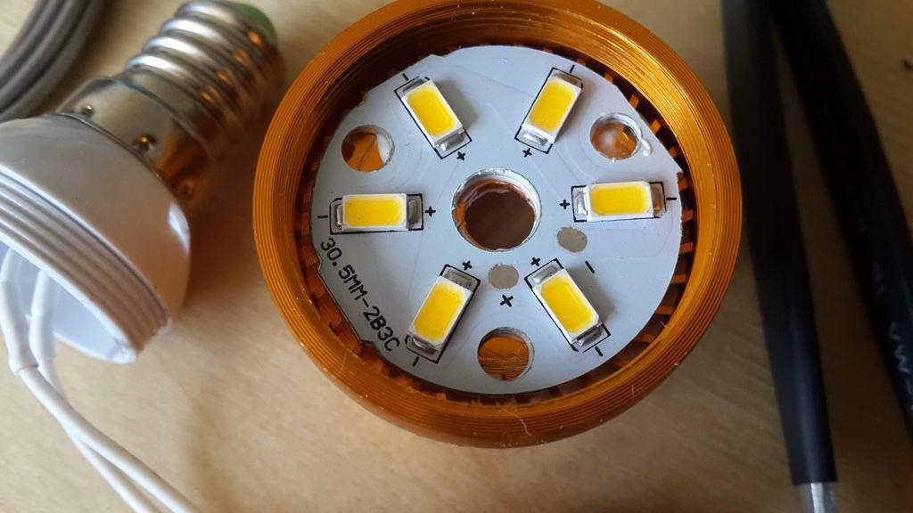 Pourquoi les voyants LED clignotent : dépannage + comment réparer