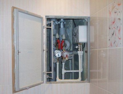 Trappes de plomberie de révision pour la salle de bain et les toilettes: types, règles de placement, caractéristiques de montage