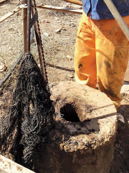 Nettoyage de puits: processus de nettoyage, lavage du sable et du limon, comment nettoyer de vos propres mains, comment nettoyer l'eau de la chaux