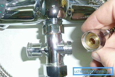 Le robinet de la salle de bain coule fortement: comment réparer un mitigeur sans problème