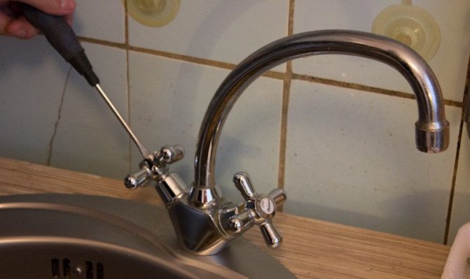 Peut-il y avoir différentes tailles de raccords et d'écrous pour les tuyaux flexibles