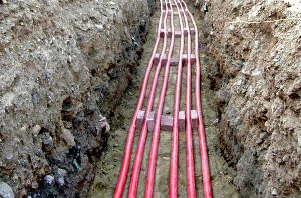 Pose d'un gazoduc dans un boîtier à travers un mur: les spécificités de l'appareil permettant d'entrer le tuyau de gaz dans la maison