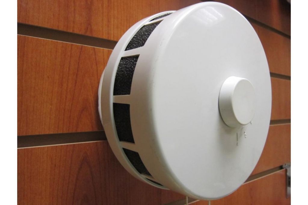 Ventilation d'échappement à travers le mur jusqu'à la rue