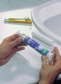 Comment enlever l'ancien mastic silicone dans la salle de bain: méthodes de nettoyage