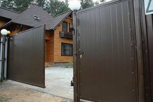 Comment faire un portail de vos propres mains en carton ondulé: dessins + instructions étape par étape