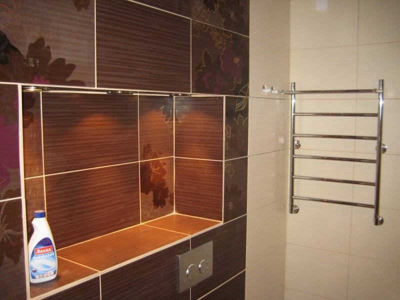 Comment cacher les tuyaux dans la salle de bain: un aperçu des meilleures façons de masquer le pipeline