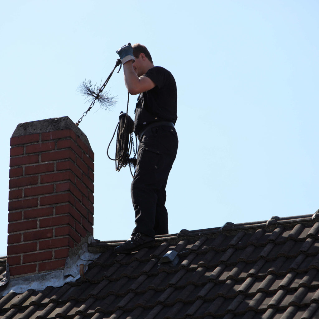 Nettoyer la cheminée de la suie: règles, méthodes, moyens