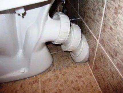Comment raccorder le brassard (droit et excentré) pour les toilettes ?