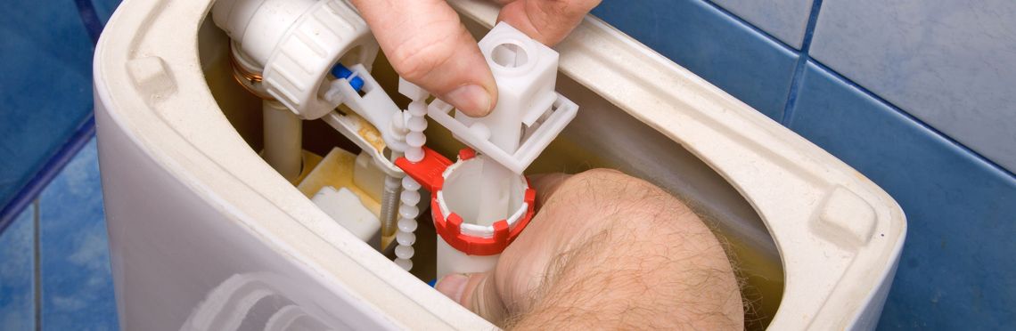 La cuvette des toilettes coule constamment : que faire et comment y remédier soi-même (+ vidéo)