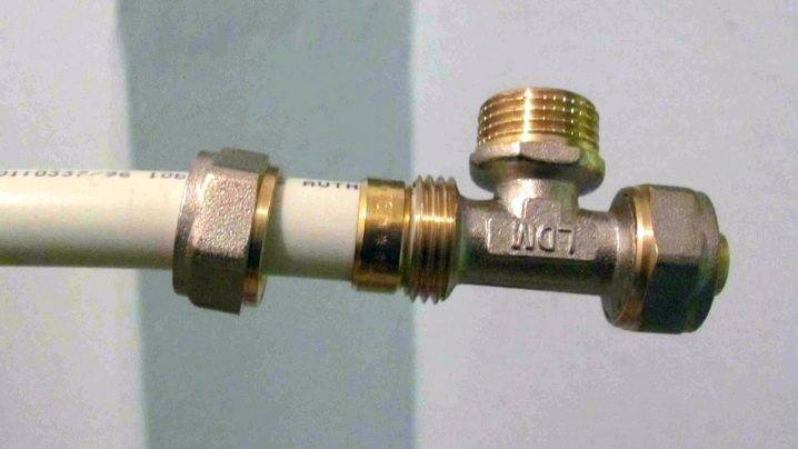 Raccords à sertir pour tuyaux métal-plastique: types, marquage, objectif + exemple de travail d'installation