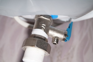 Pourquoi le geyser bourdonne, clique, siffle et craque : causes des problèmes et moyens de les résoudre