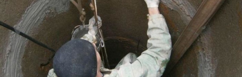 Comment couvrir le tuyau à l'entrée du puits.sceller les anneaux de puits de diverses manières