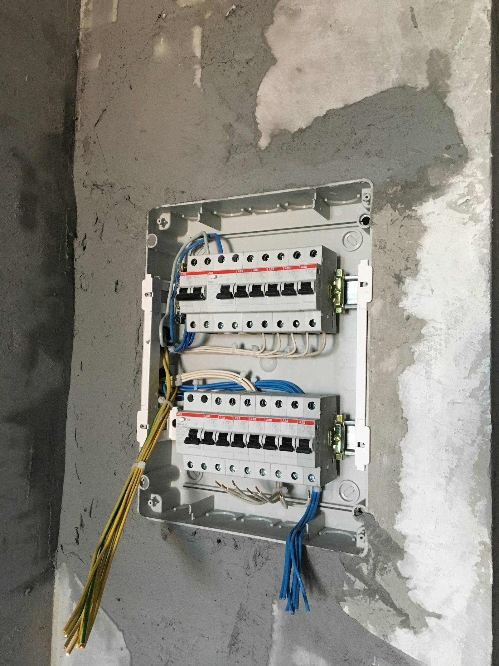 Assemblage de panneaux électriques: bricolage, règles d'installation et de pose des fils