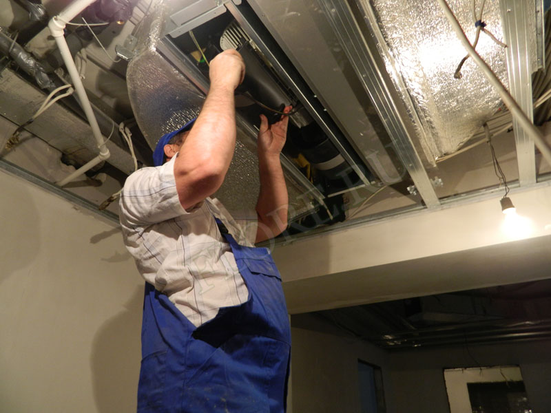 Nettoyage et désinfection de la ventilation dans les immeubles d'habitation contre la graisse, les débris, la poussière - comment le nettoyer soi-même