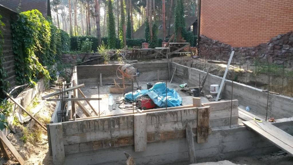 Comment construire une piscine de vos propres mains, comment choisir un emplacement pour une piscine sur le site, une piscine à partir d'un bol fini, construire une piscine sans bol.
