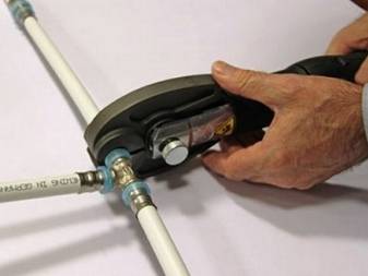 Pince à sertir pour tubes métal-plastique : comment choisir + mode d'emploi