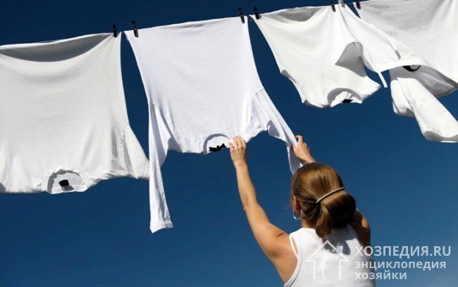 Comment éliminer facilement les marques de stylo des chemises à l'aide de la laque pour cheveux