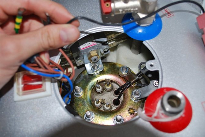 Comment démonter le chauffe-eau de vos propres mains et comment retirer l'écran tactile et le thermomètre du chauffe-eau