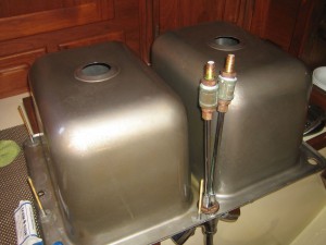 Comment changer le robinet de la cuisine: démonter l'ancienne version et en installer une nouvelle