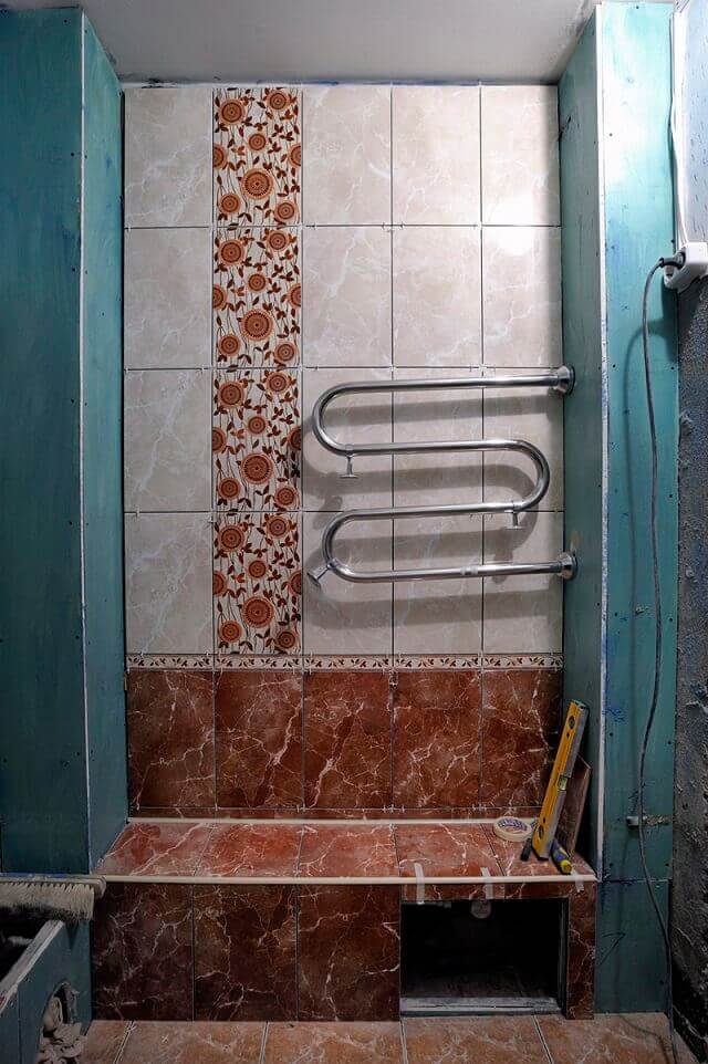 Comment fermer les tuyaux dans les toilettes: les meilleures façons de gainer et de cacher