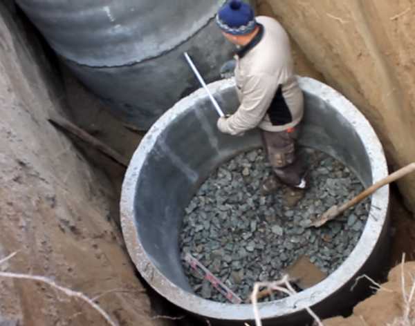 Comment fabriquer une fosse septique à deux chambres à partir d'anneaux en béton: instructions de construction