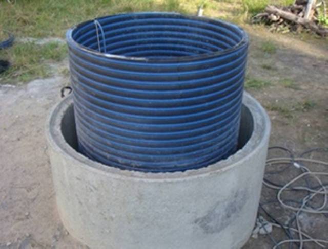 Imperméabilisation d'une fosse septique de l'intérieur d'anneaux en béton (vidéo)