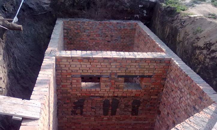 Comment une fosse de drainage en brique est construite: options et méthodes d'aménagement