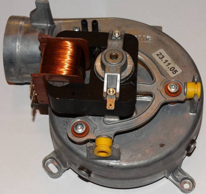 Pourquoi le geyser bourdonne, clique, siffle et craque : causes des problèmes et moyens de les résoudre