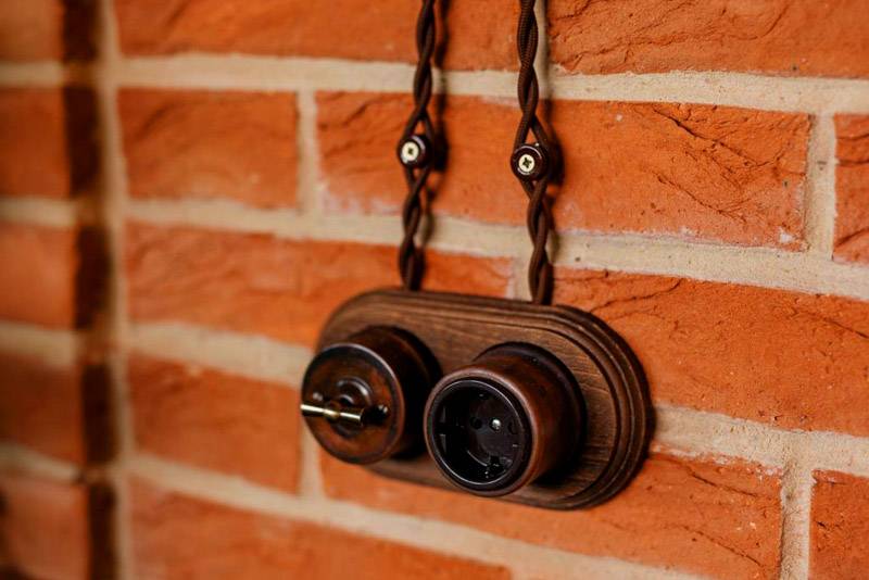 Câblage rétro ouvert dans une maison en bois: élégant et insolite