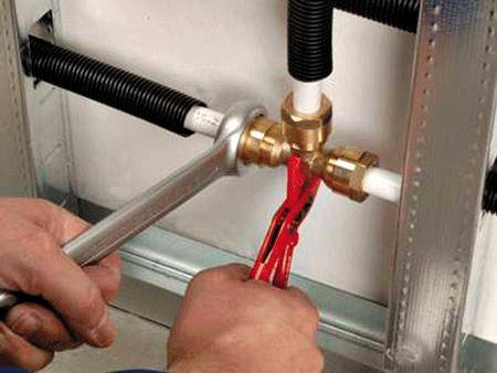 Tout sur les raccords à sertir pour tuyaux métal-plastique : nuances techniques + règles d'installation