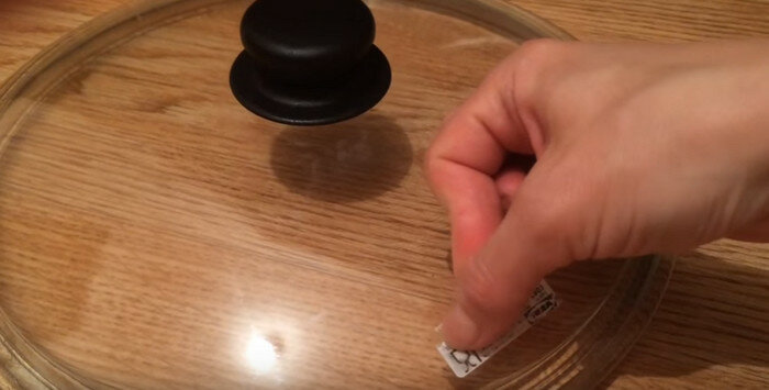 Comment enlever les résidus collants d'un autocollant